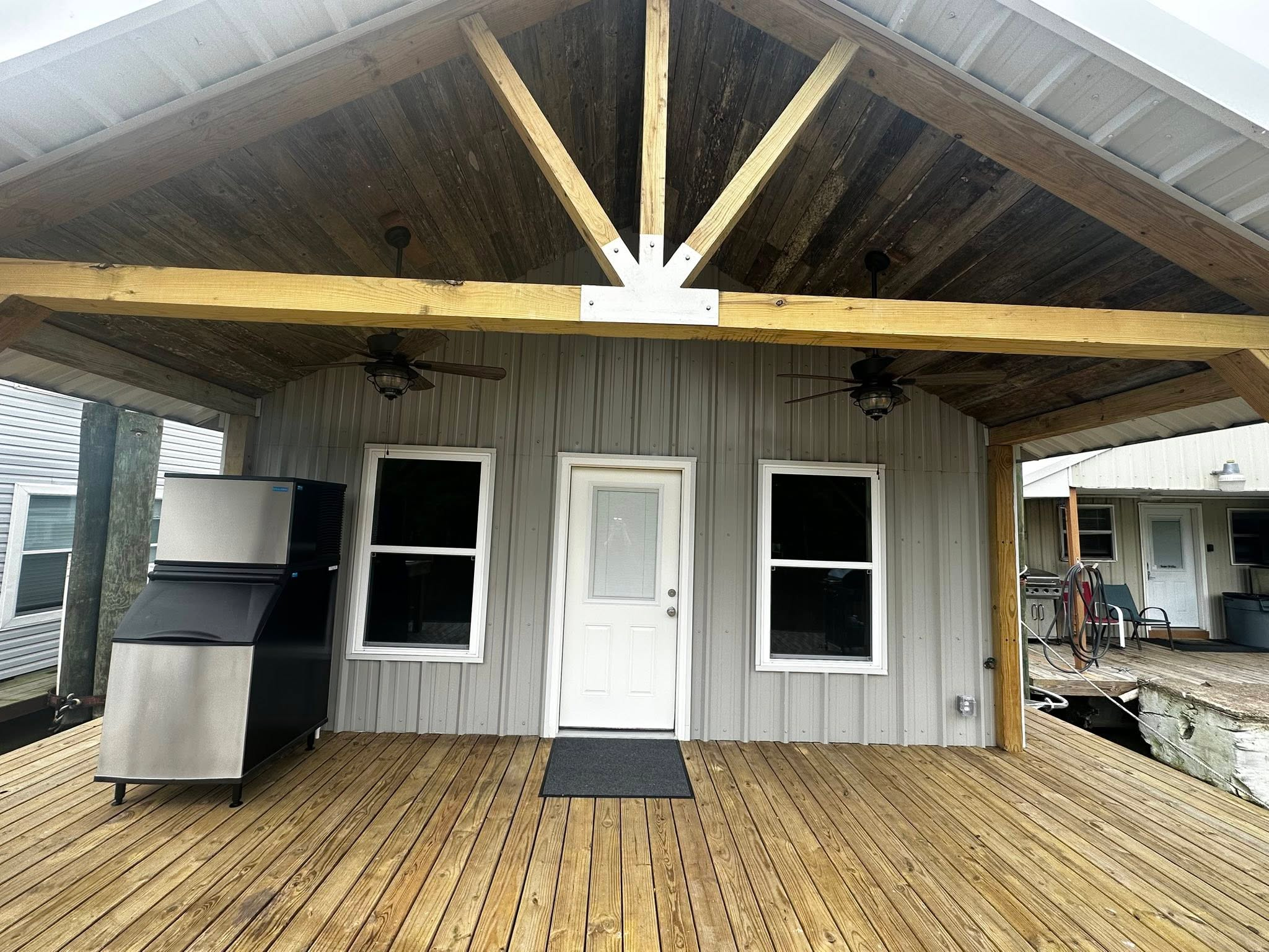 Covered entry deck and exterior of the Calcutta Gold Cypress Cove houseboat